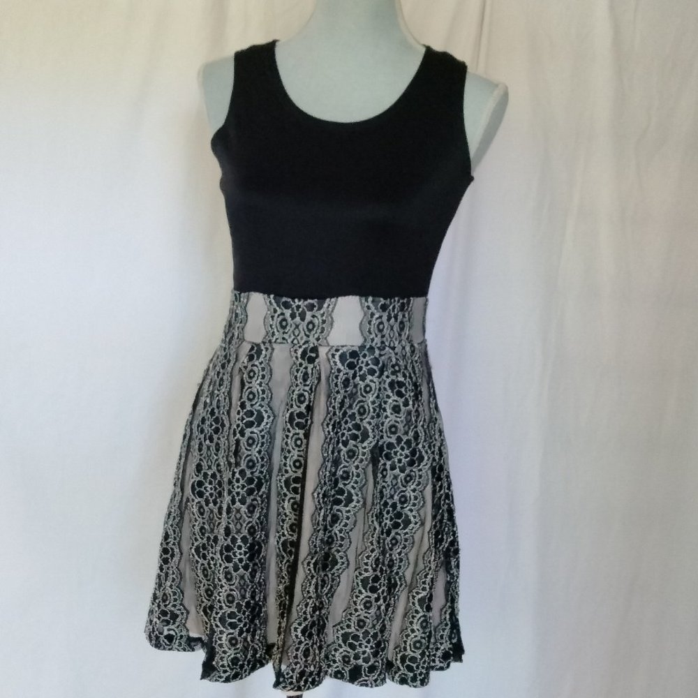 Just2Cote Black and White Black White Sleeveless Mini Flowy Party Dress 12